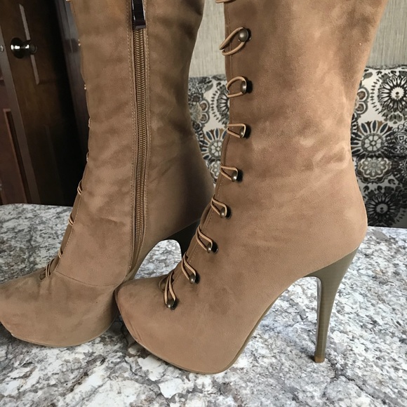 Woman’s boots - Picture 1 of 7